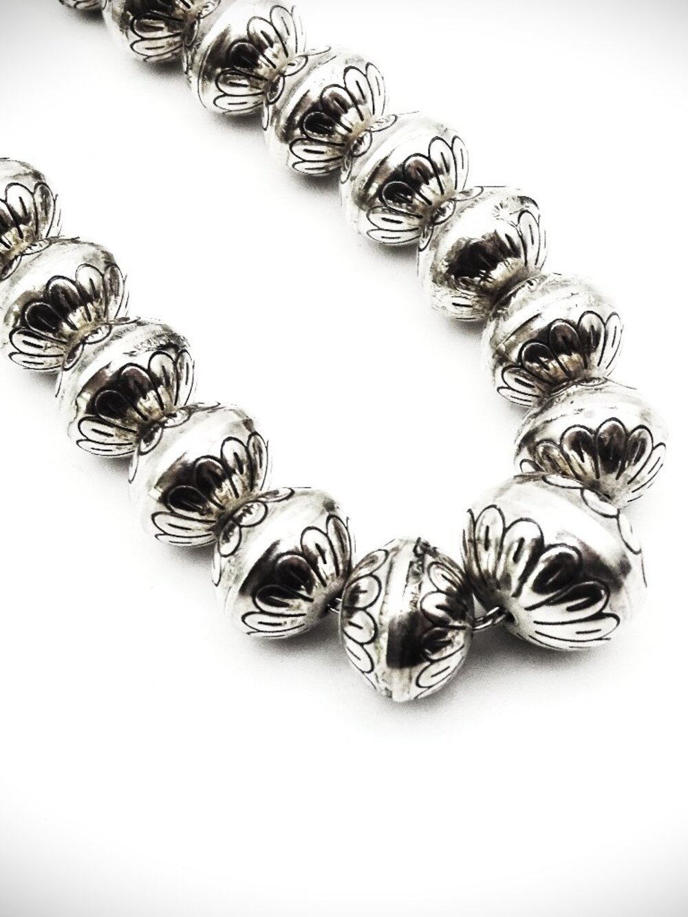NATIVE AMERICAN Navajo Pearls Etched Graduated Beads Sterling Silver Necklace